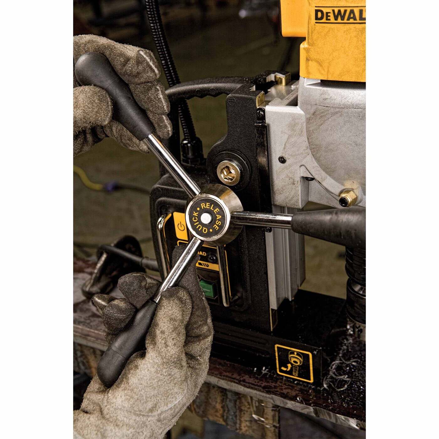 Dewalt-DWE1622K_06_876aa1c3-34d2-42a7-91fb-d72505d95a83.jpg